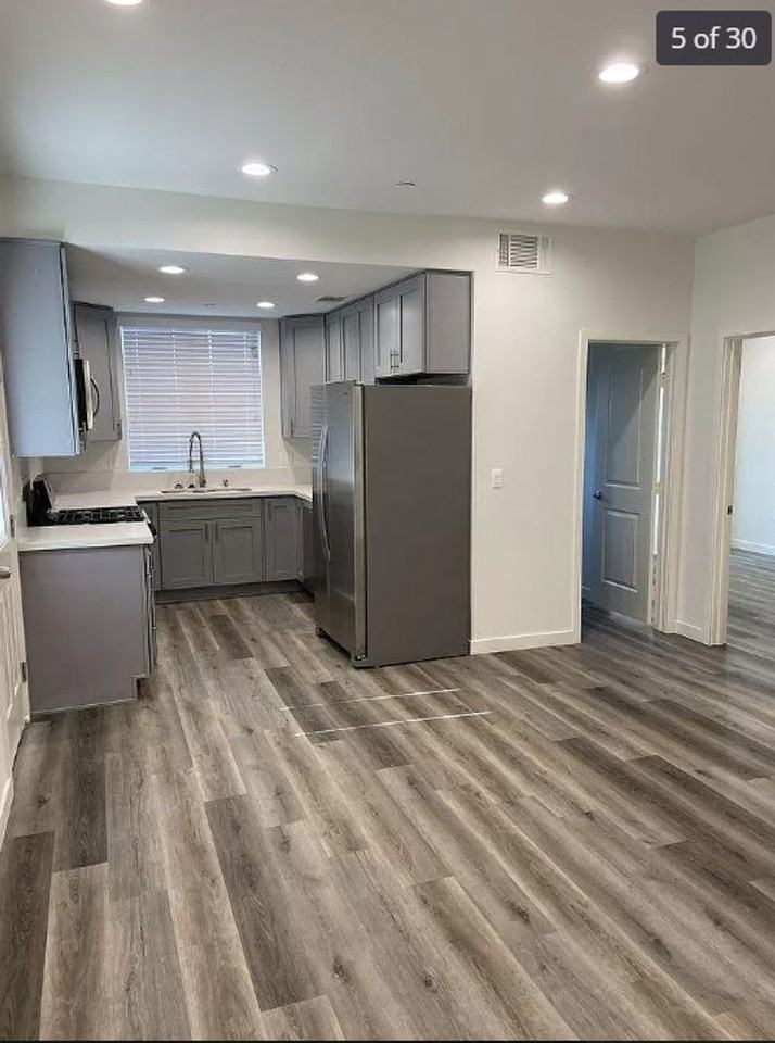 2409 1/2 Ridgeley Dr - Photo 5 of 31