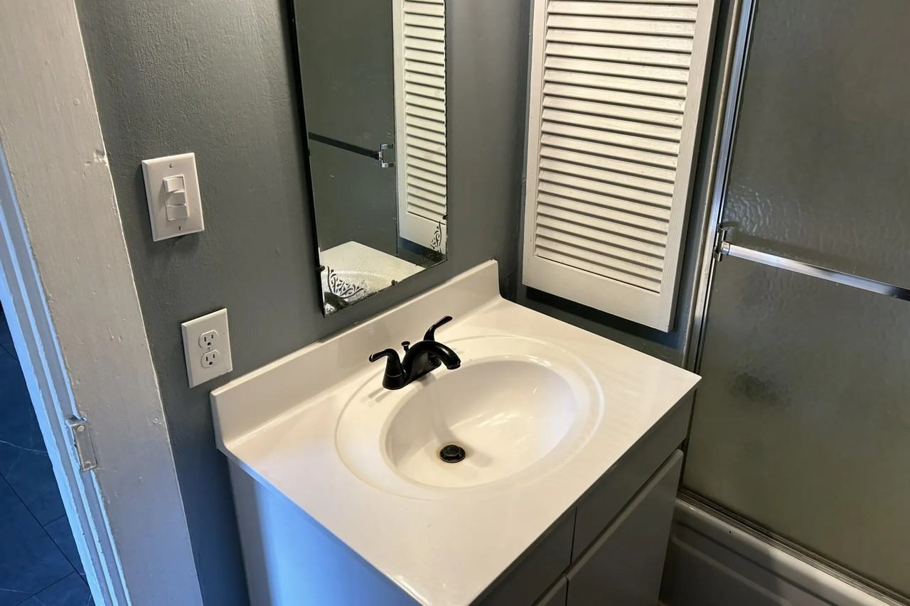 212 W Main St - Photo 2 of 10