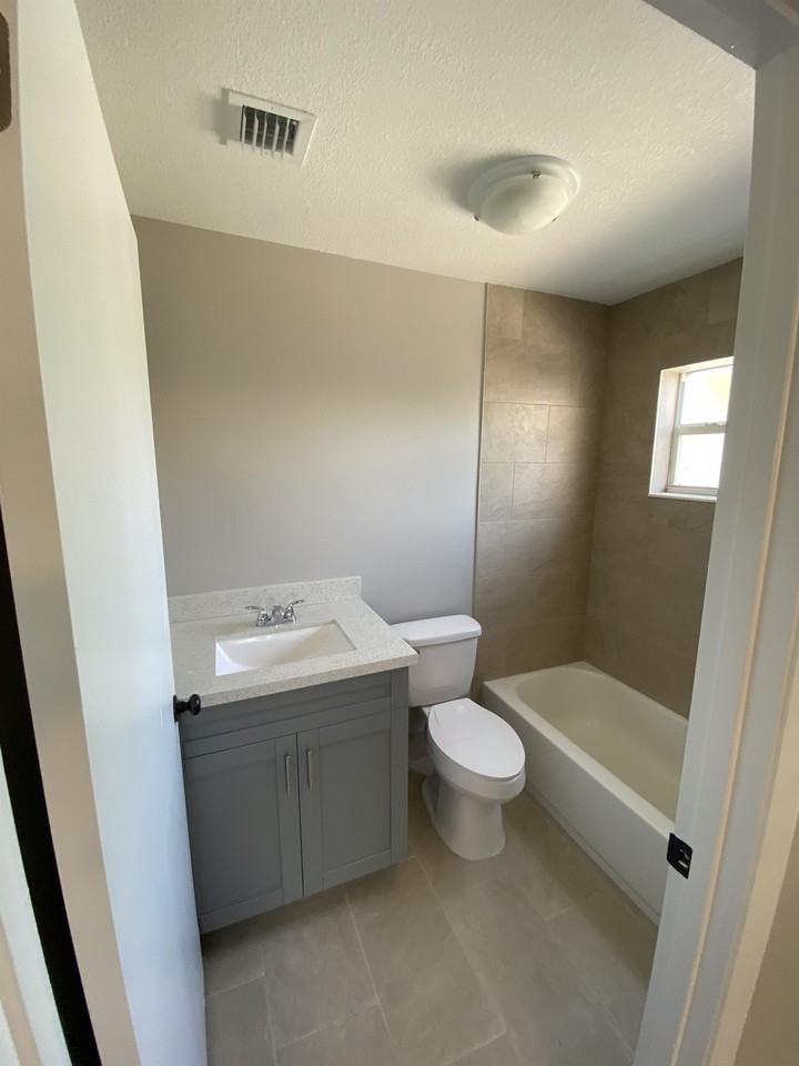 715 N H St #4 - Photo 3 of 7