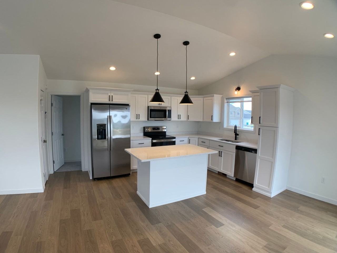 6880 Joseph St - Photo 4 of 28