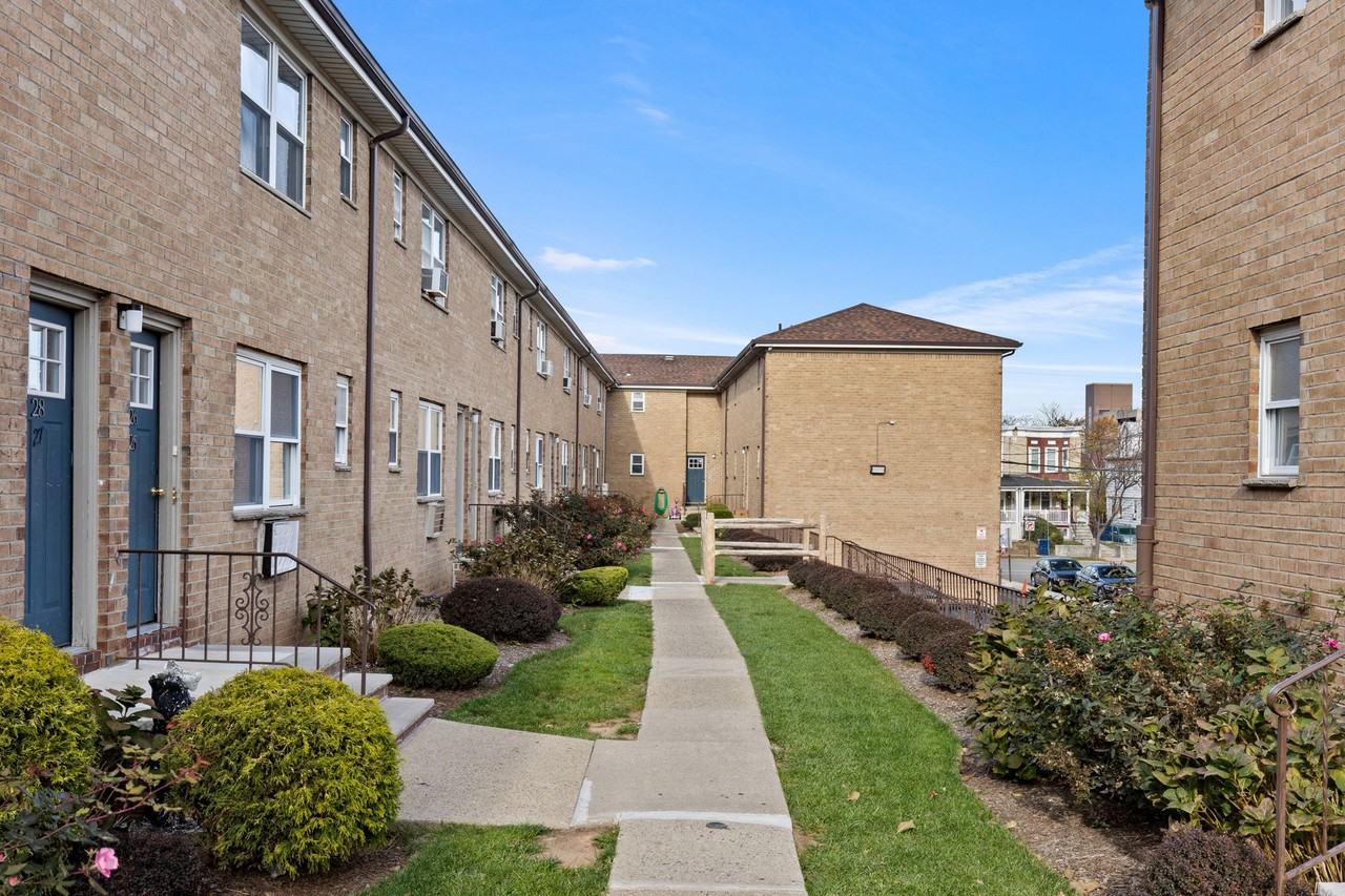 Lehigh Court Apartments - Photo 2 of 5