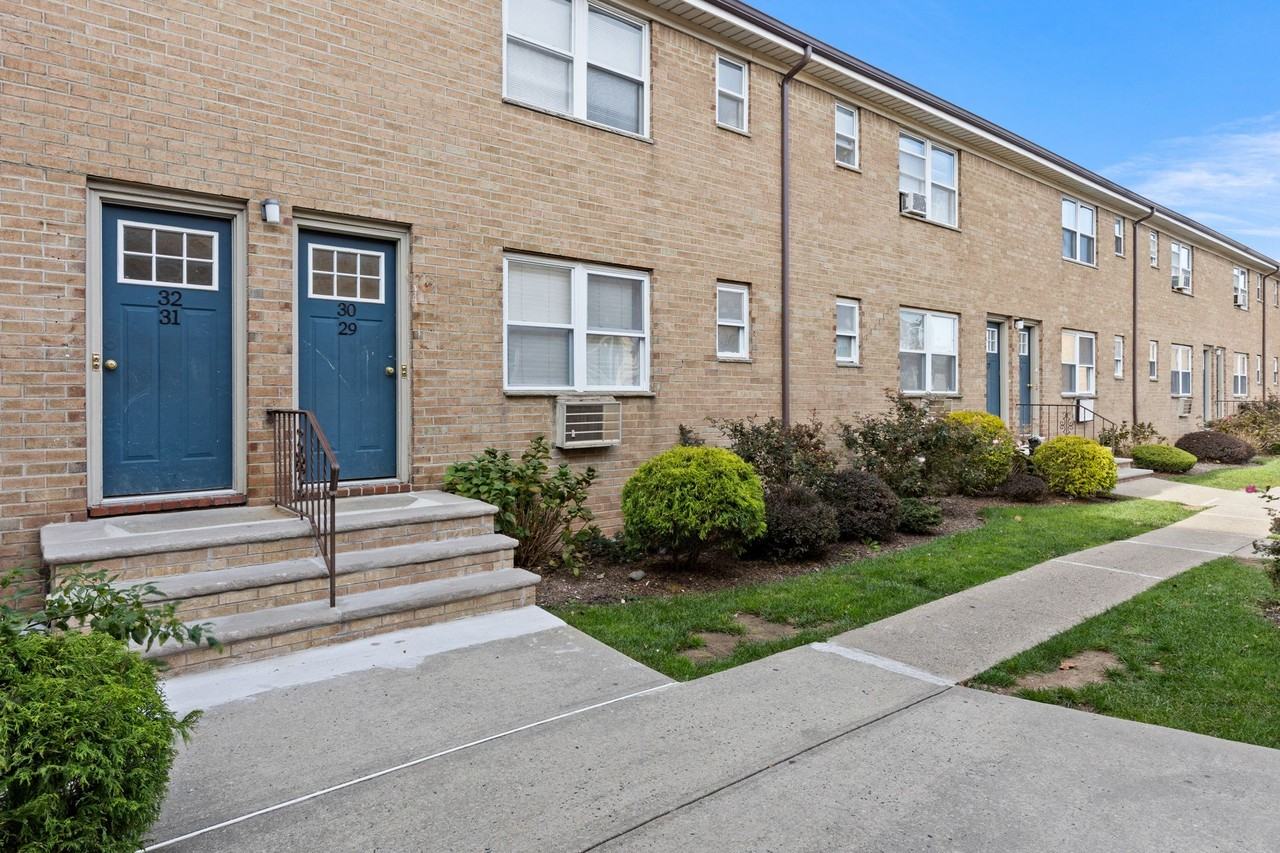 Lehigh Court Apartments - Photo 3 of 5