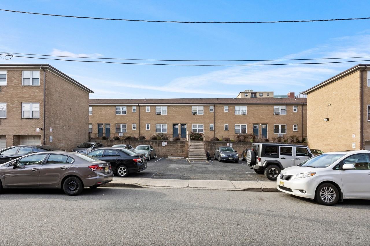 Lehigh Court Apartments - Photo 4 of 5