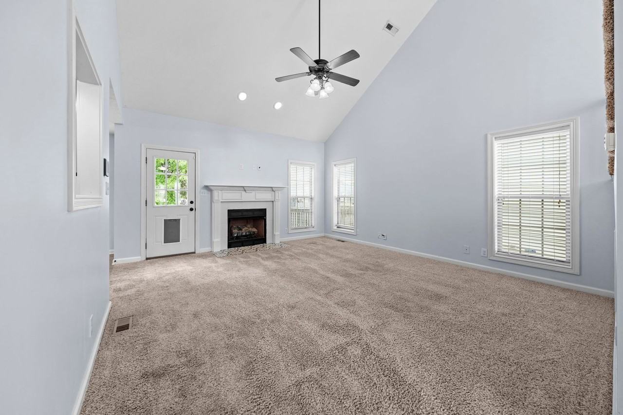 2916 Brewster Dr - Photo 4 of 31