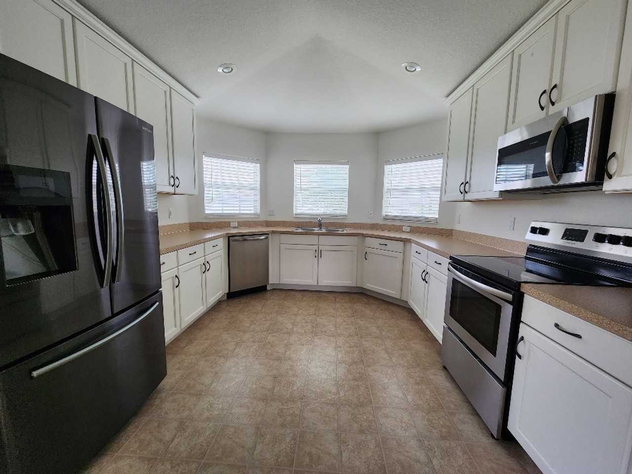 737 Buccaneer Blvd - Photo 3 of 31
