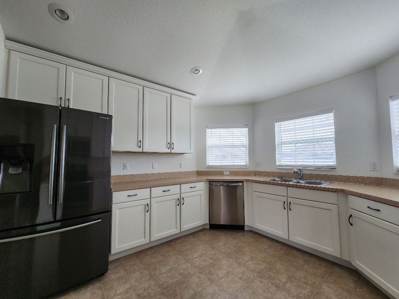 737 Buccaneer Blvd - Photo 4 of 31
