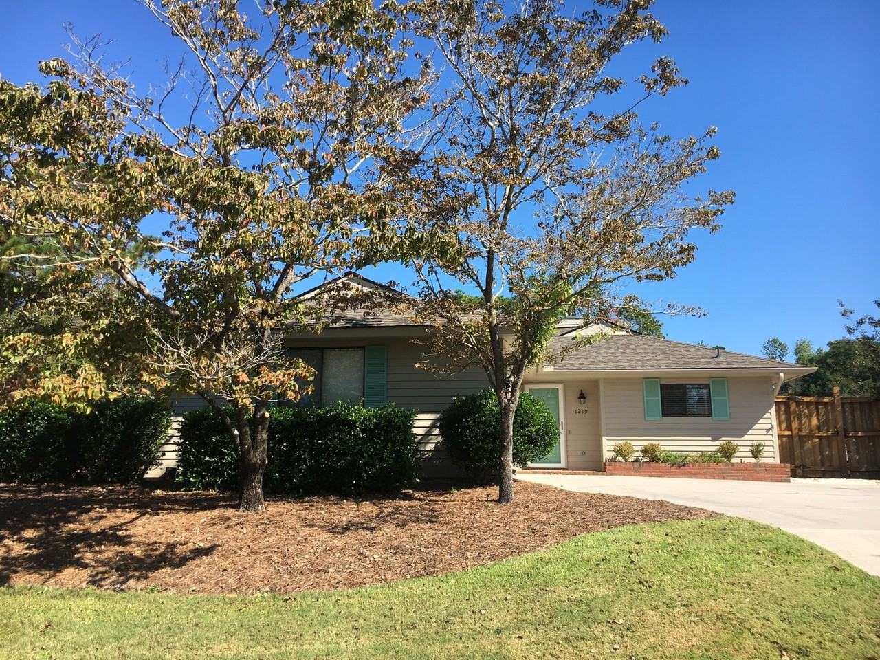 1219 Bayside Cir W - Photo 2 of 39