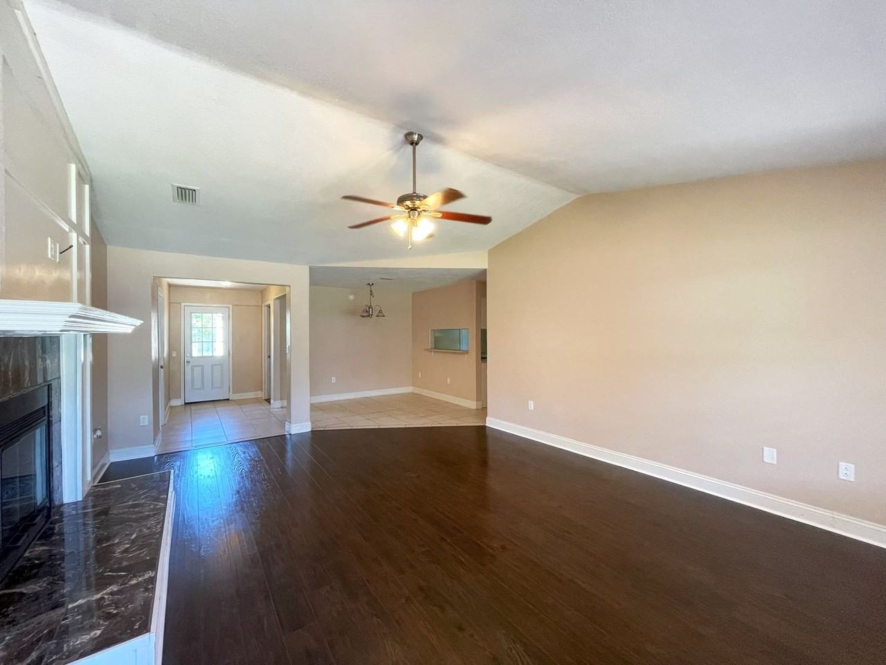 408 Ashley Dr - Photo 2 of 21