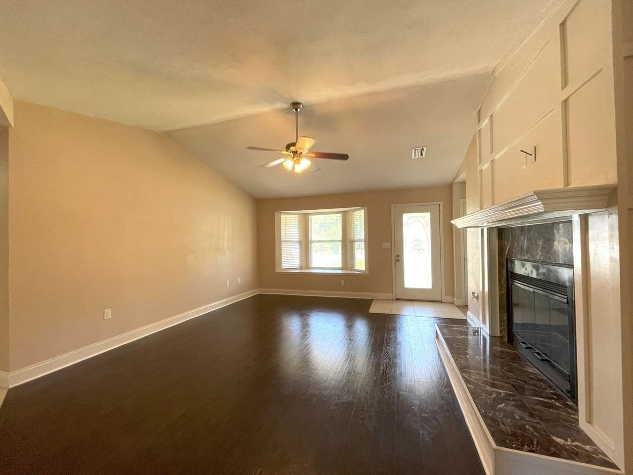 408 Ashley Dr - Photo 3 of 21