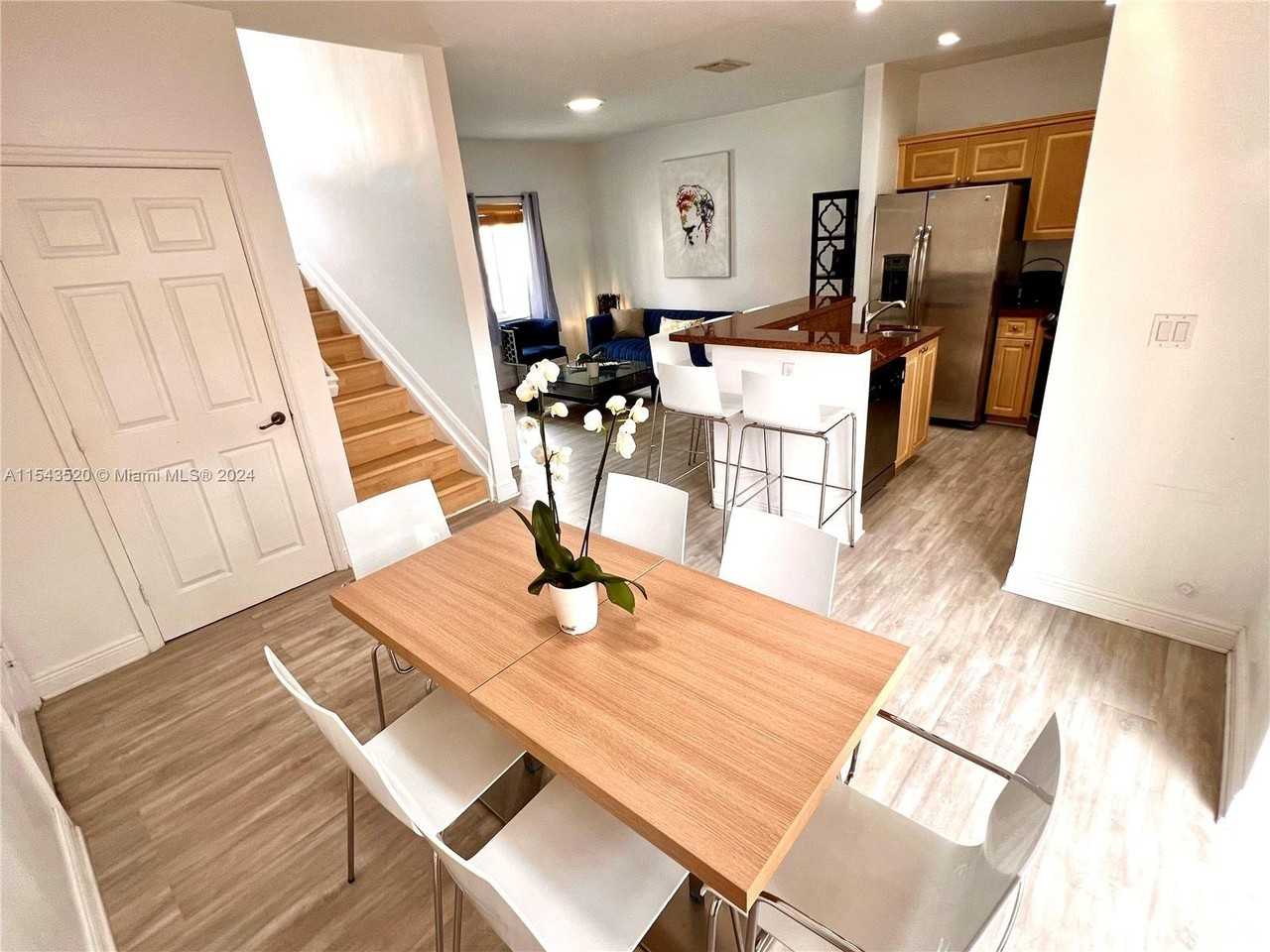 5984 Sw 8th St - Photo 3 of 8