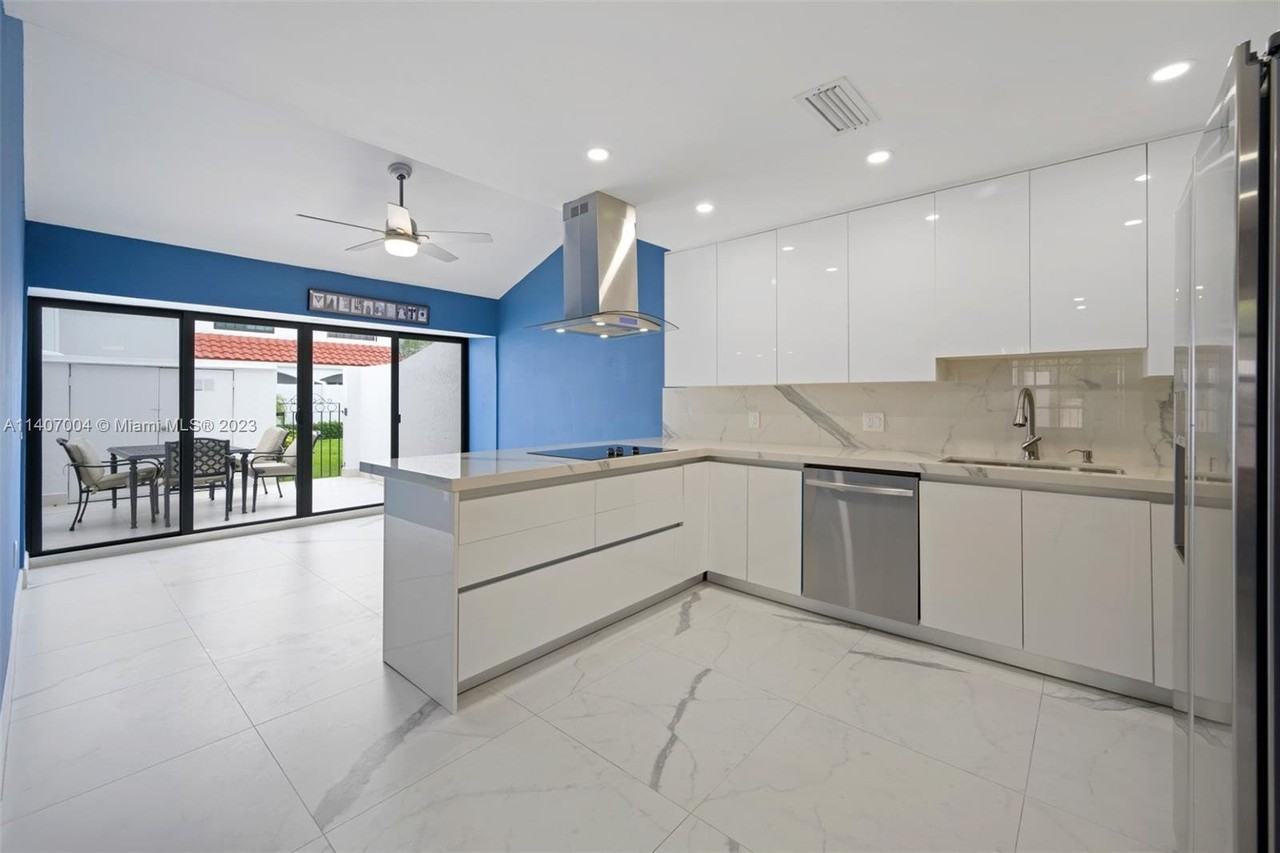 20904 Leeward Ct - Photo 2 of 8