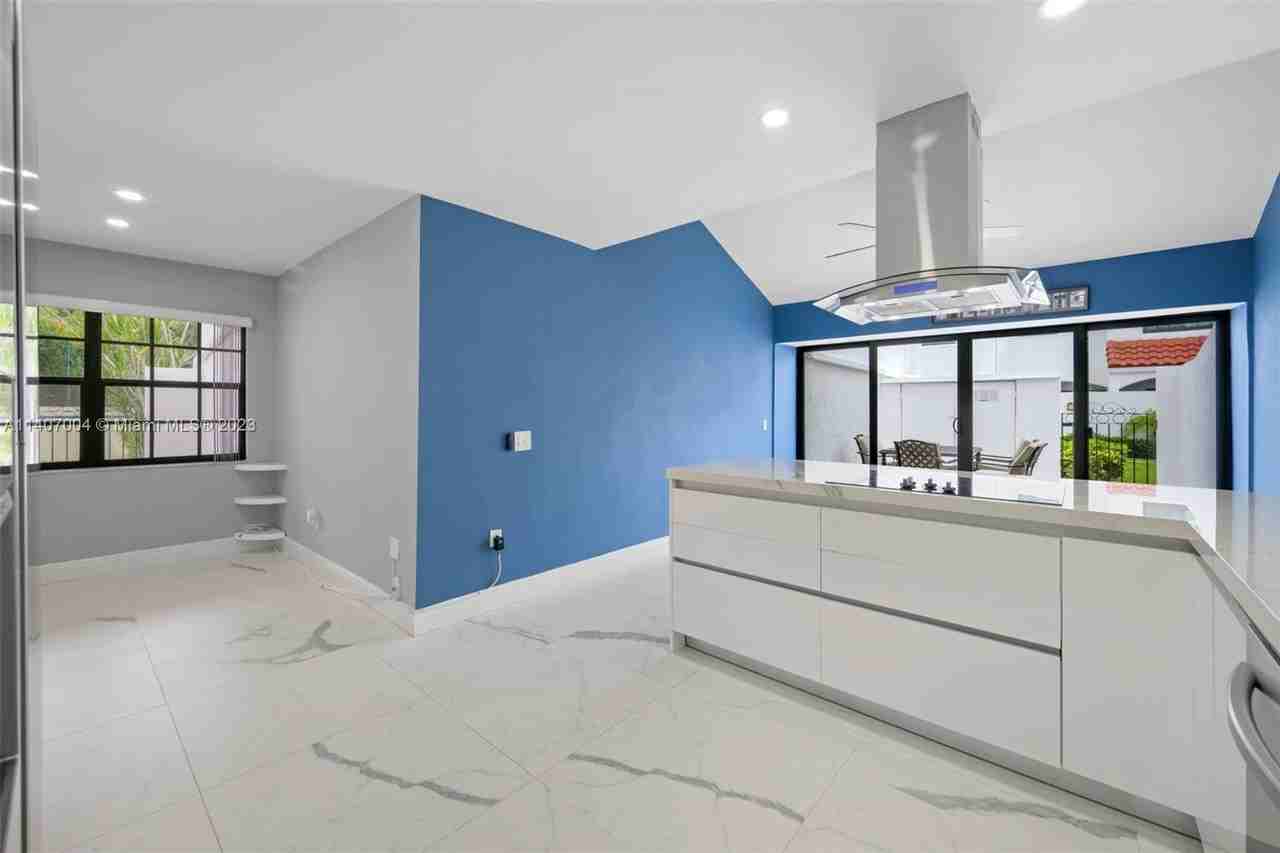 20904 Leeward Ct - Photo 3 of 8