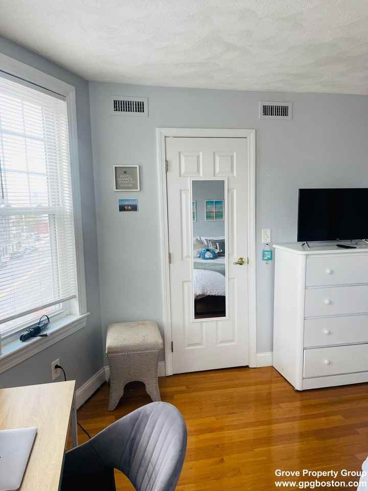 613 E 3rd St #3 - Photo 4 of 16