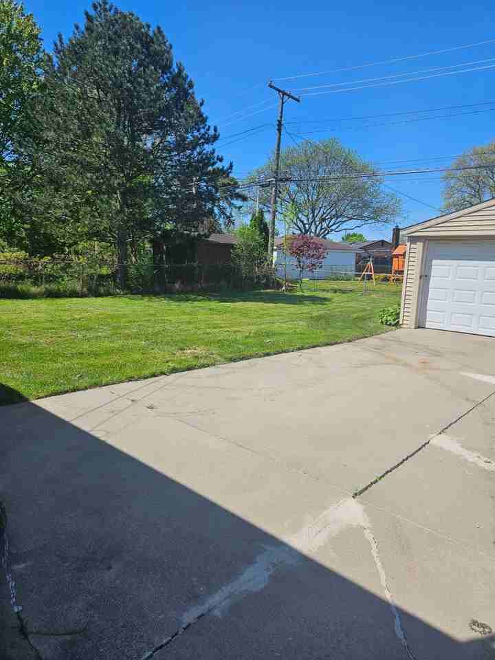 27261 Woodmont St - Photo 2 of 13