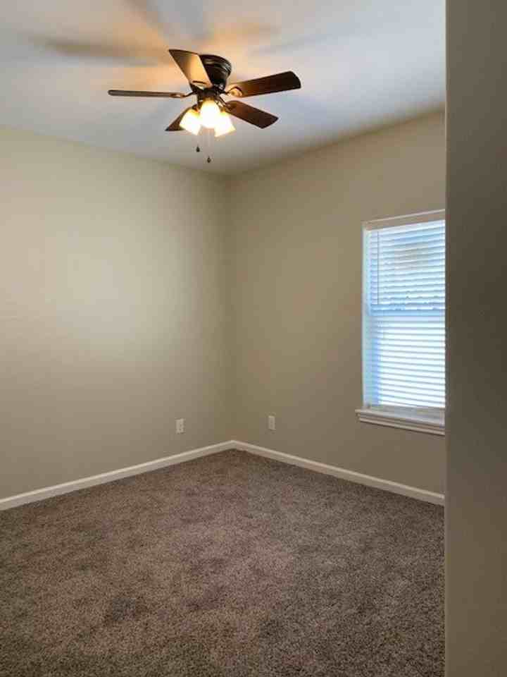 122 Scarborough Rd - Photo 5 of 9