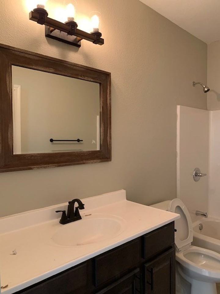 122 Scarborough Rd - Photo 6 of 9