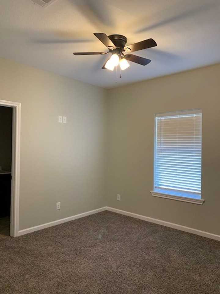 122 Scarborough Rd - Photo 7 of 9