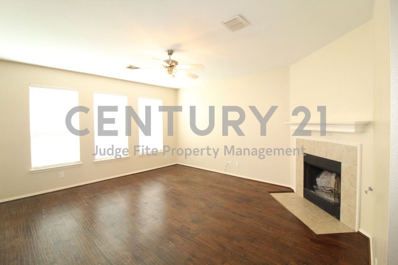 209 Clydesdale St - Photo 2 of 11