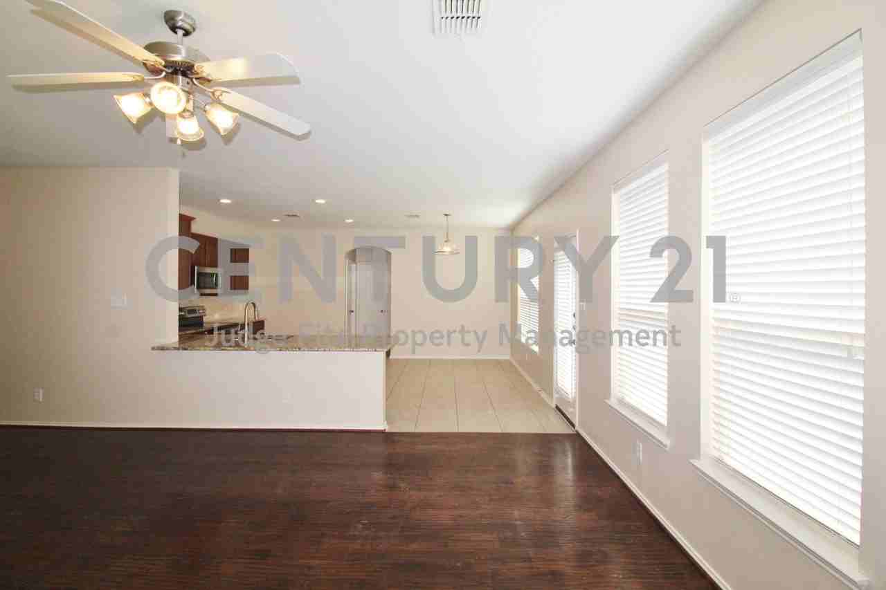 209 Clydesdale St - Photo 3 of 11