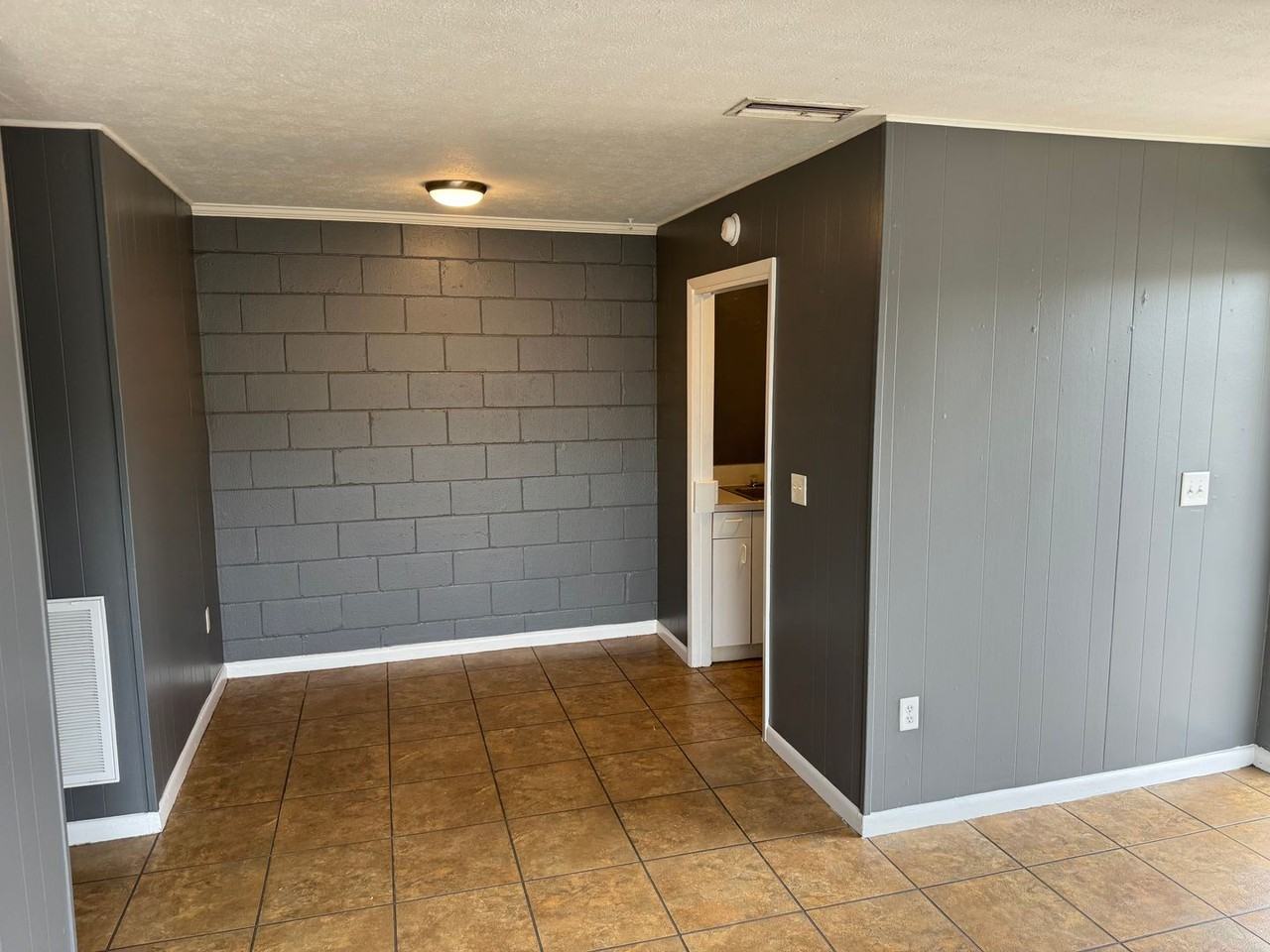 2241 W Pensacola St - Photo 4 of 8