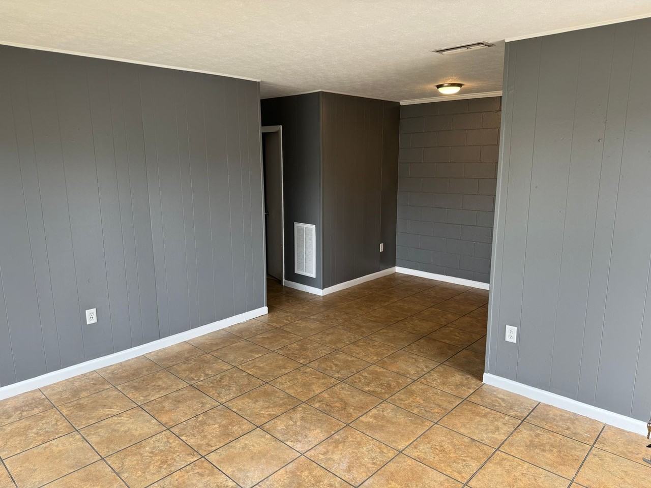 2241 W Pensacola St - Photo 5 of 8