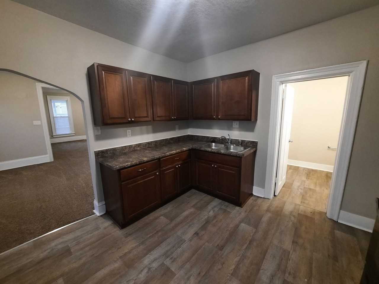 1015 E 9th St - Photo 2 of 41