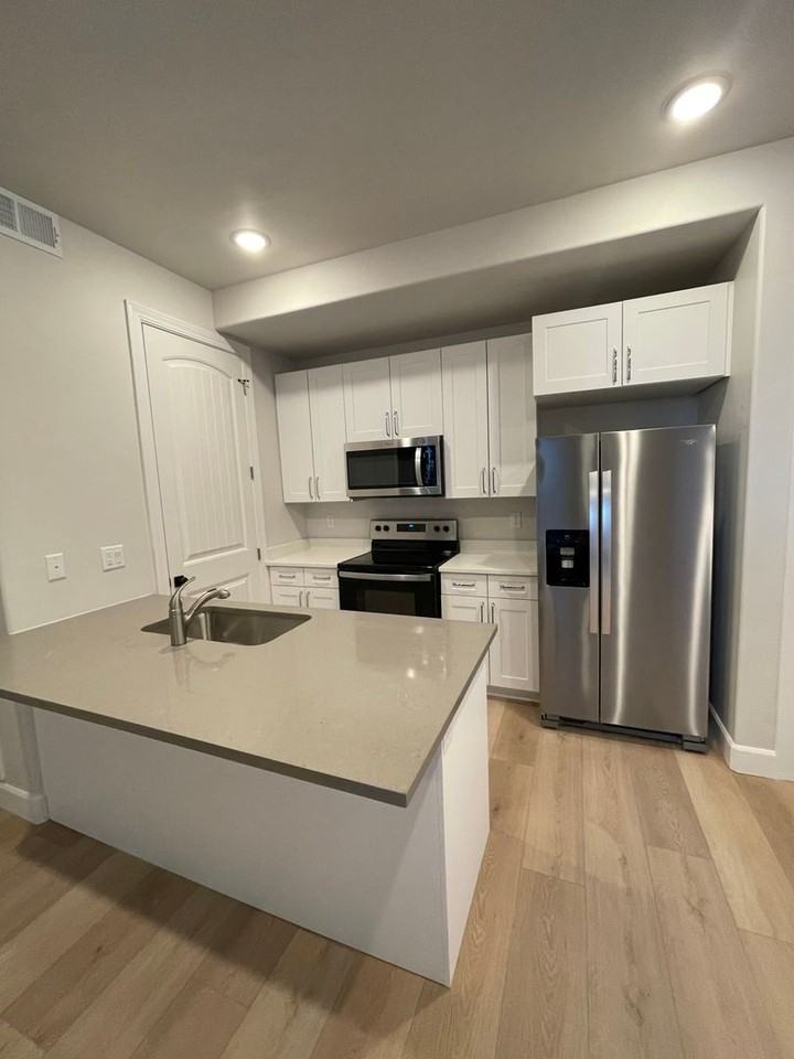1007 N 1030 W - Photo 3 of 8