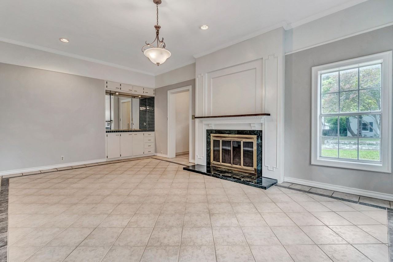 112 Cloverleaf Ave - Photo 3 of 38