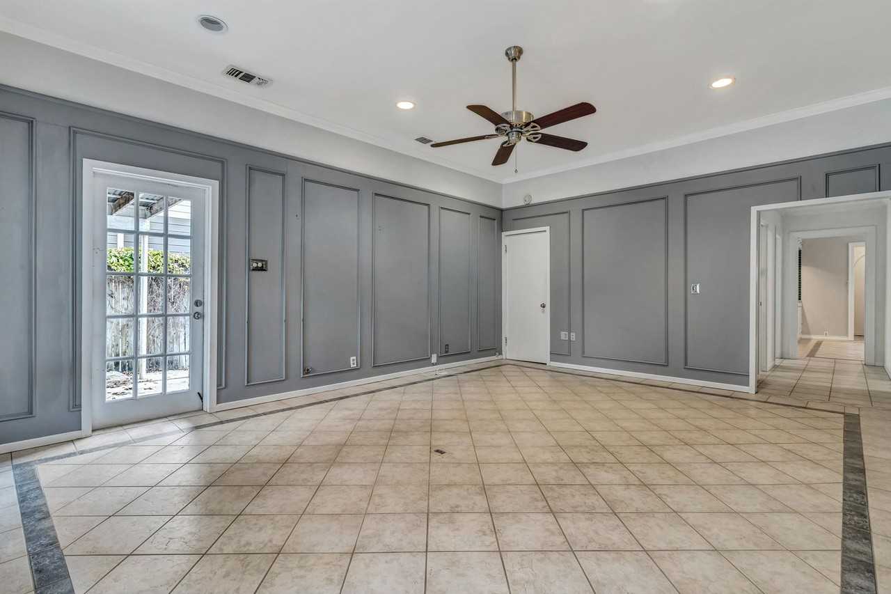 112 Cloverleaf Ave - Photo 5 of 38
