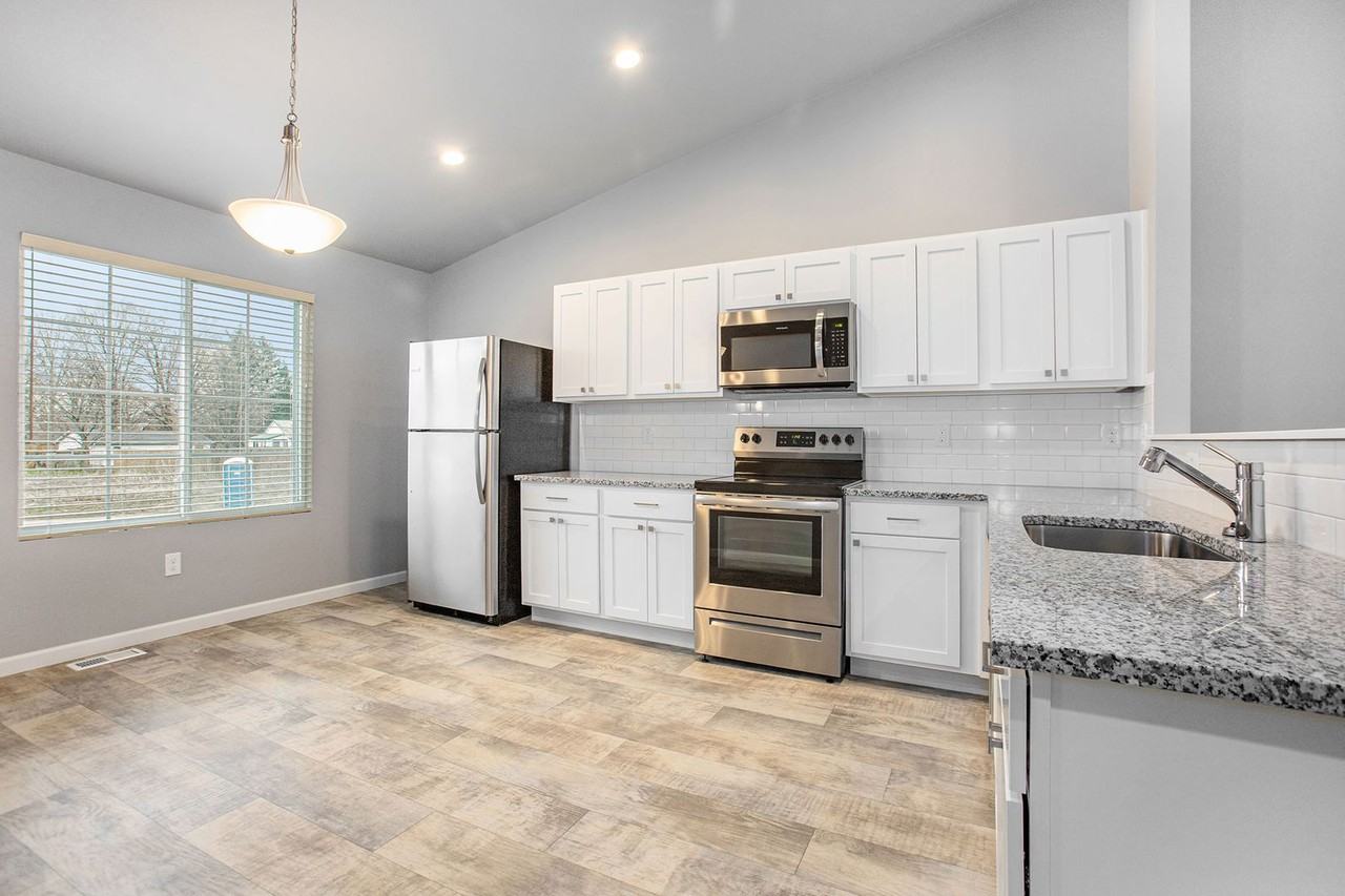 110 Mackenzie St - Photo 3 of 20