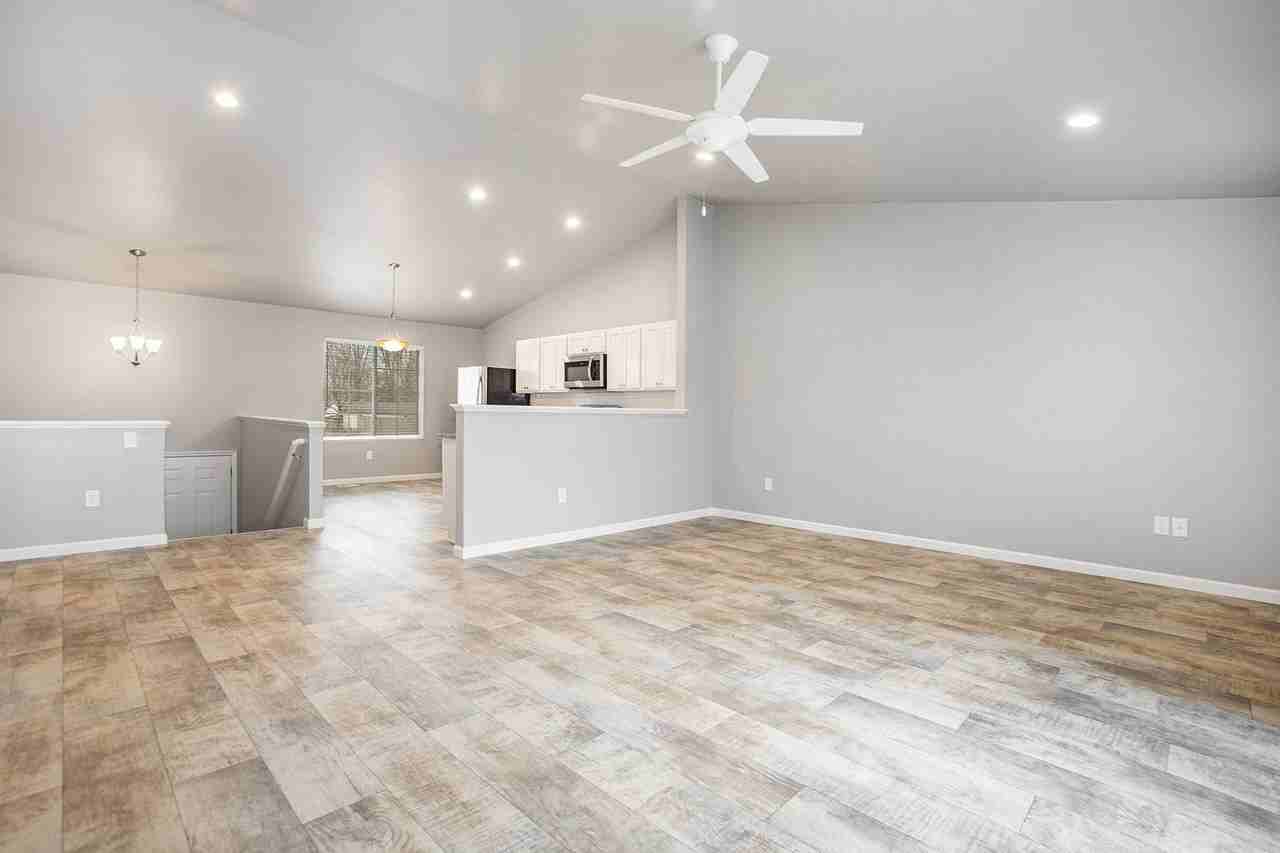 110 Mackenzie St - Photo 4 of 20