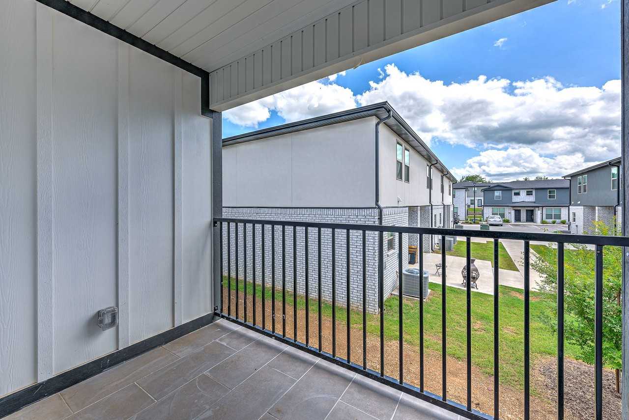 New 3/3.5, Balcony and 2 car garage - Photo 3 of 20