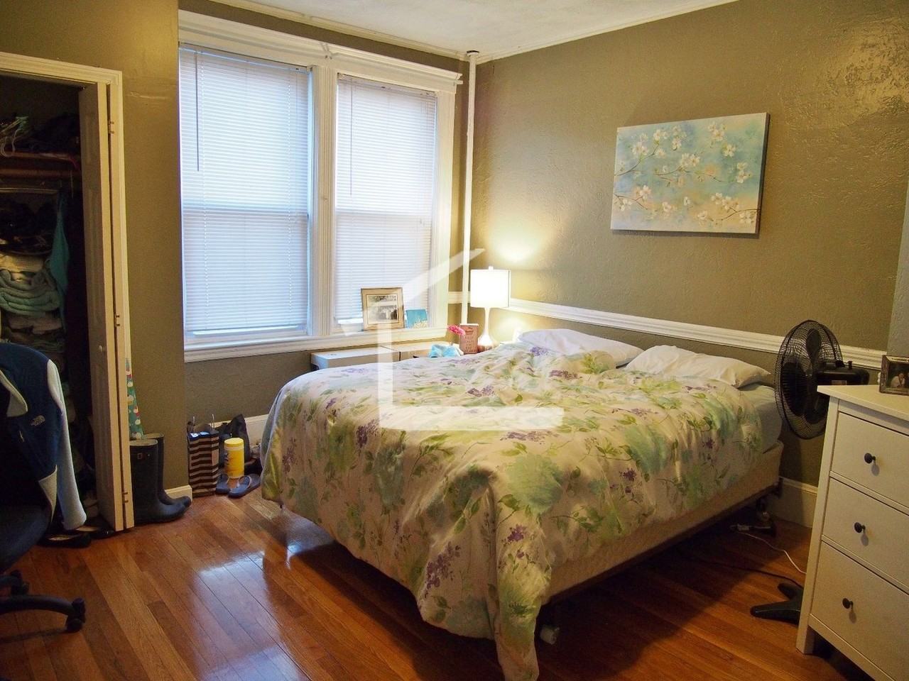 140 Strathmore Rd - Photo 4 of 14