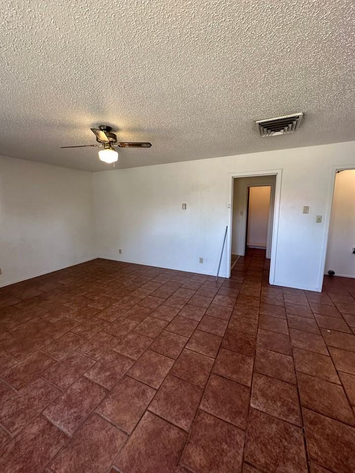 1300 E 11th St - Photo 3 of 12