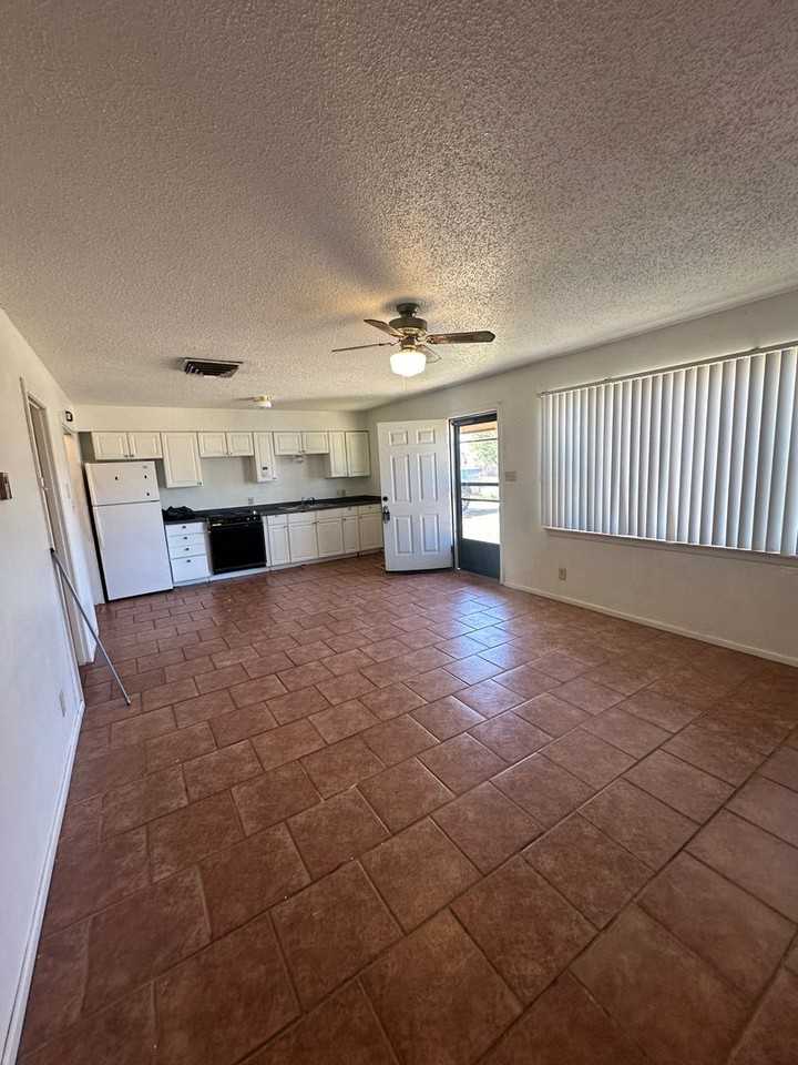 1300 E 11th St - Photo 4 of 12