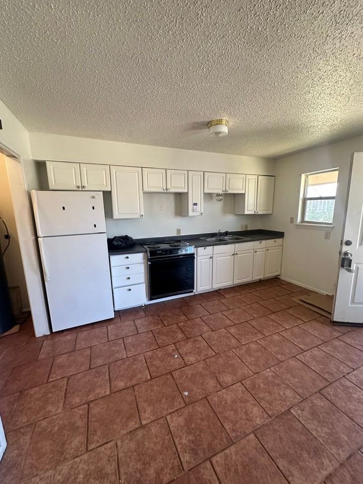 1300 E 11th St - Photo 5 of 12