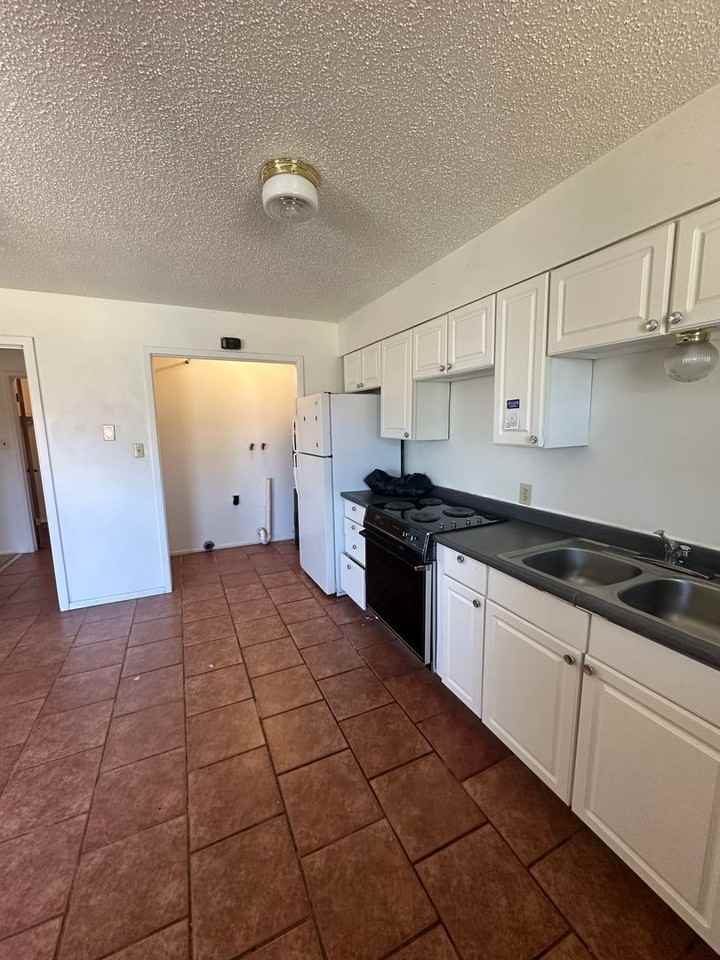 1300 E 11th St - Photo 6 of 12