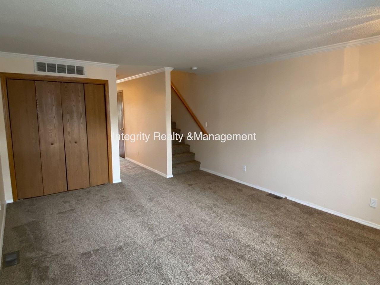 2088 Oakcrest Cir - Photo 3 of 15