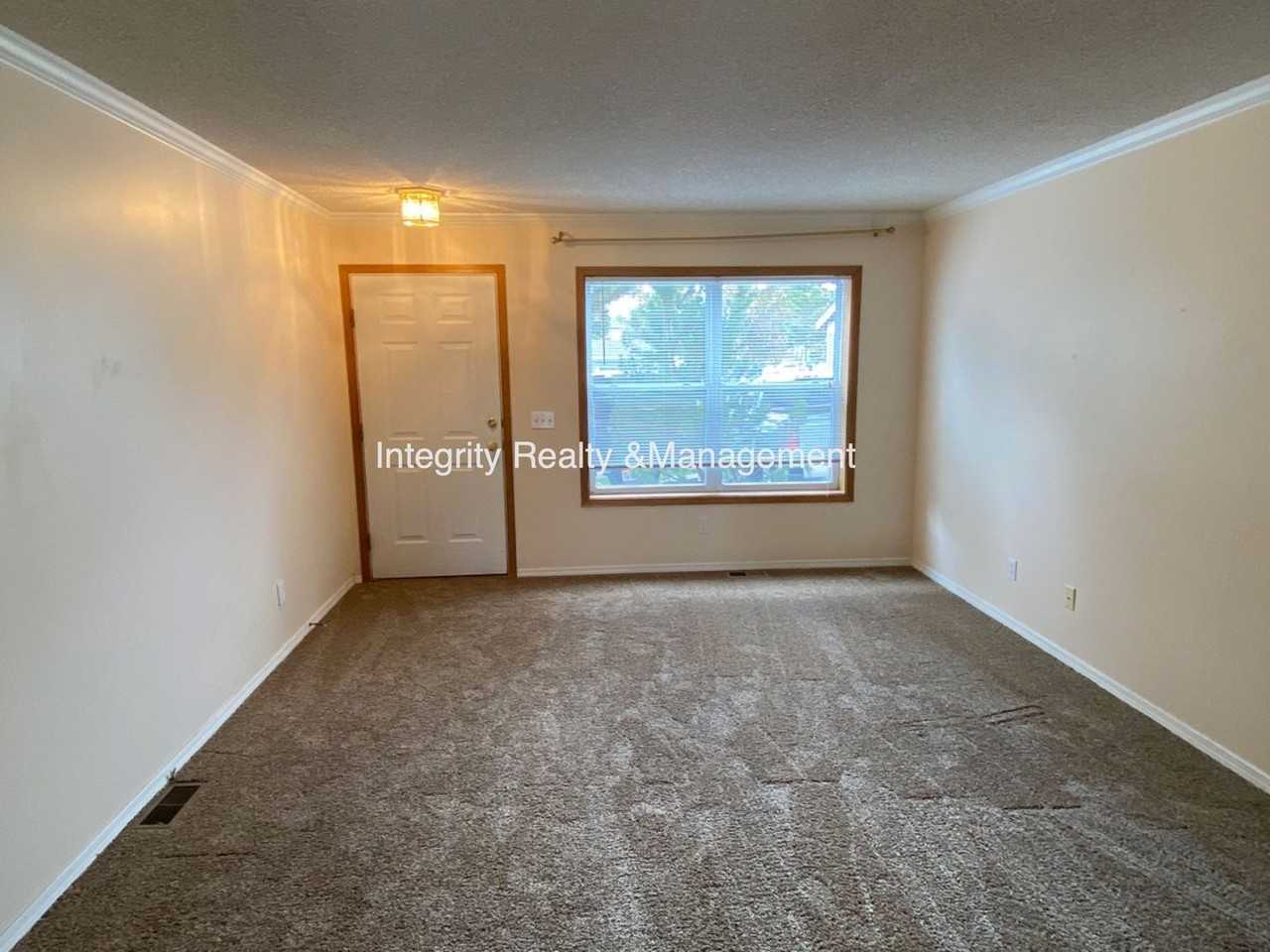 2088 Oakcrest Cir - Photo 3 of 17