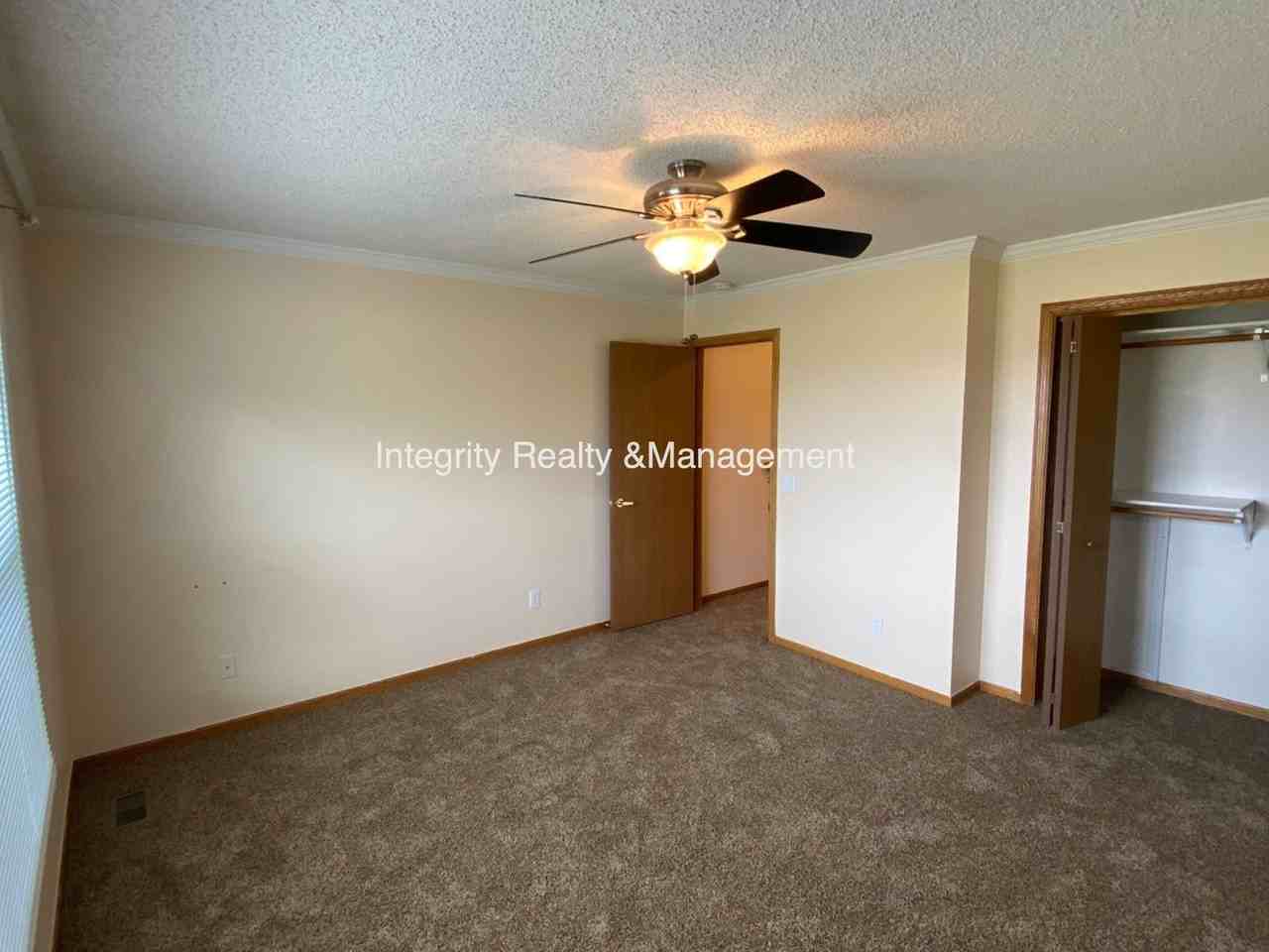 2088 Oakcrest Cir - Photo 2 of 17