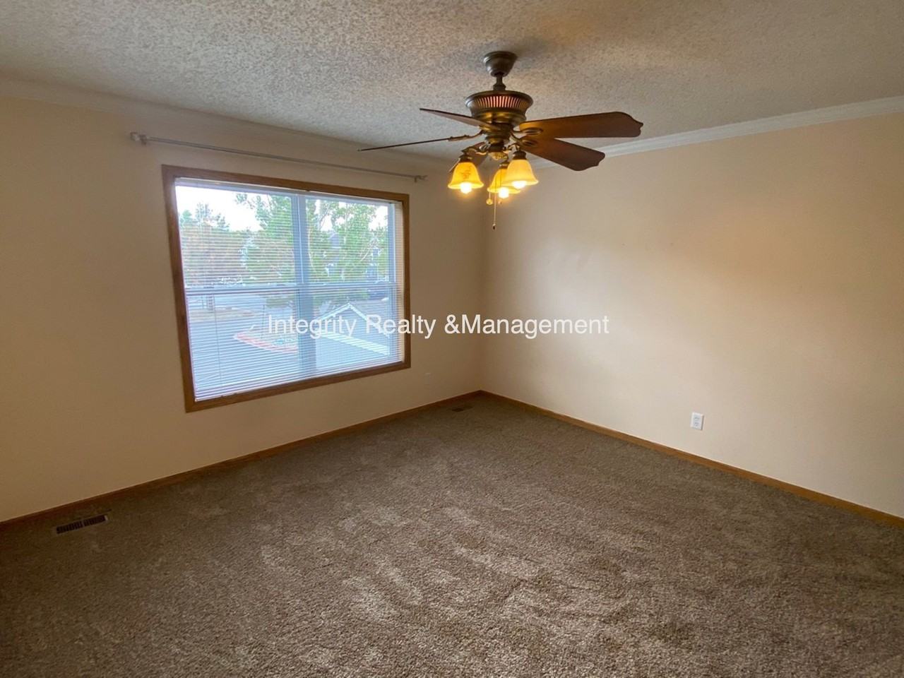 2088 Oakcrest Cir - Photo 5 of 17