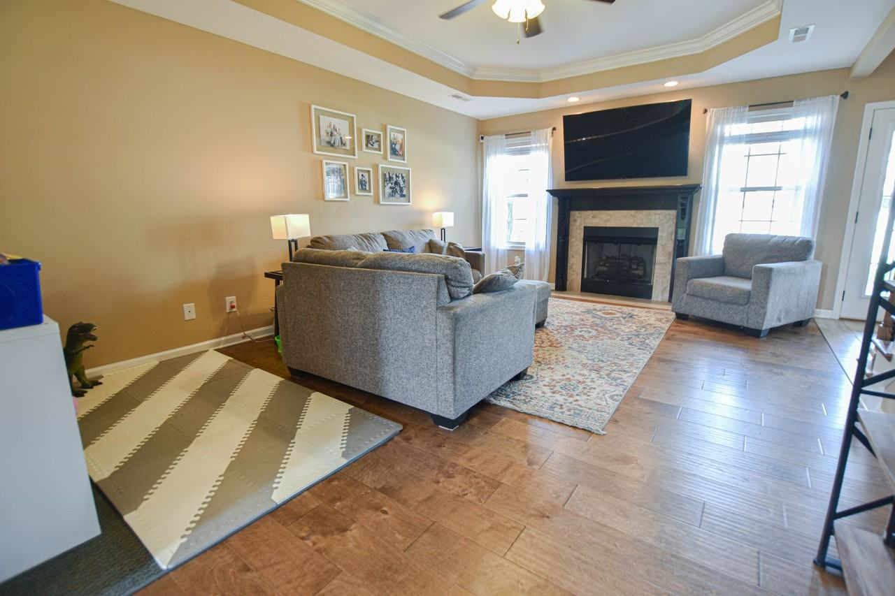 1016 Meadowview Ln - Photo 2 of 17