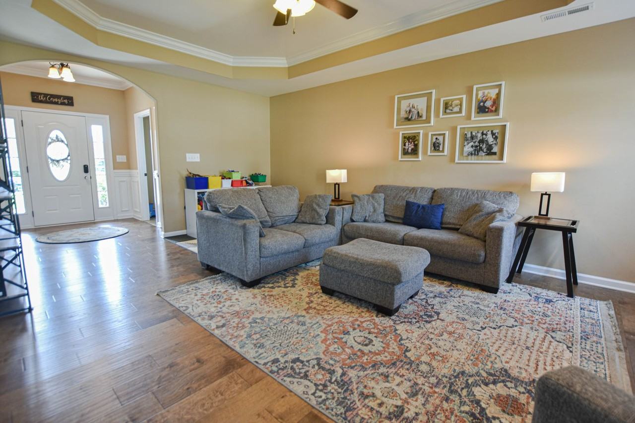 1016 Meadowview Ln - Photo 3 of 17