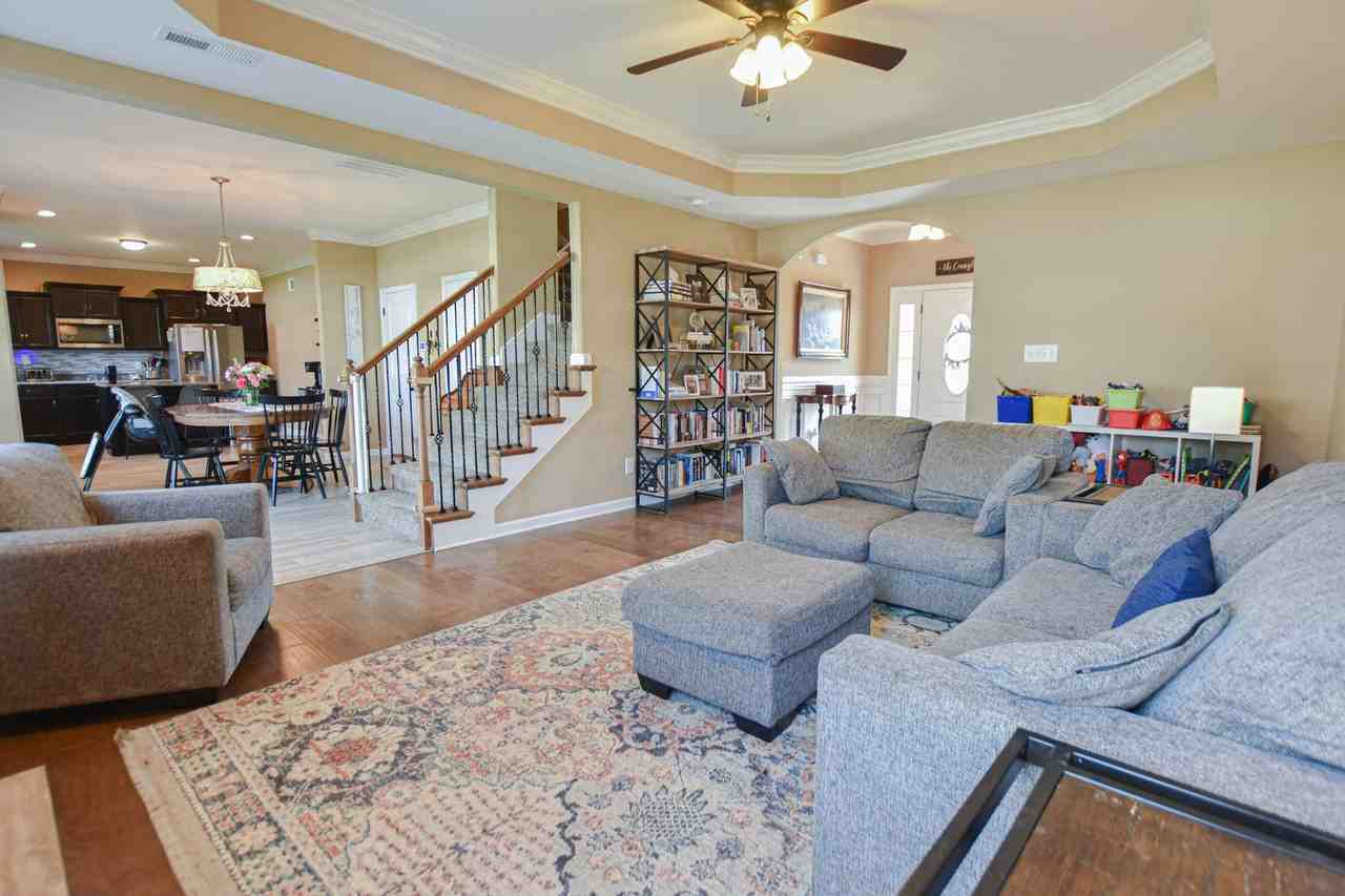 1016 Meadowview Ln - Photo 4 of 17