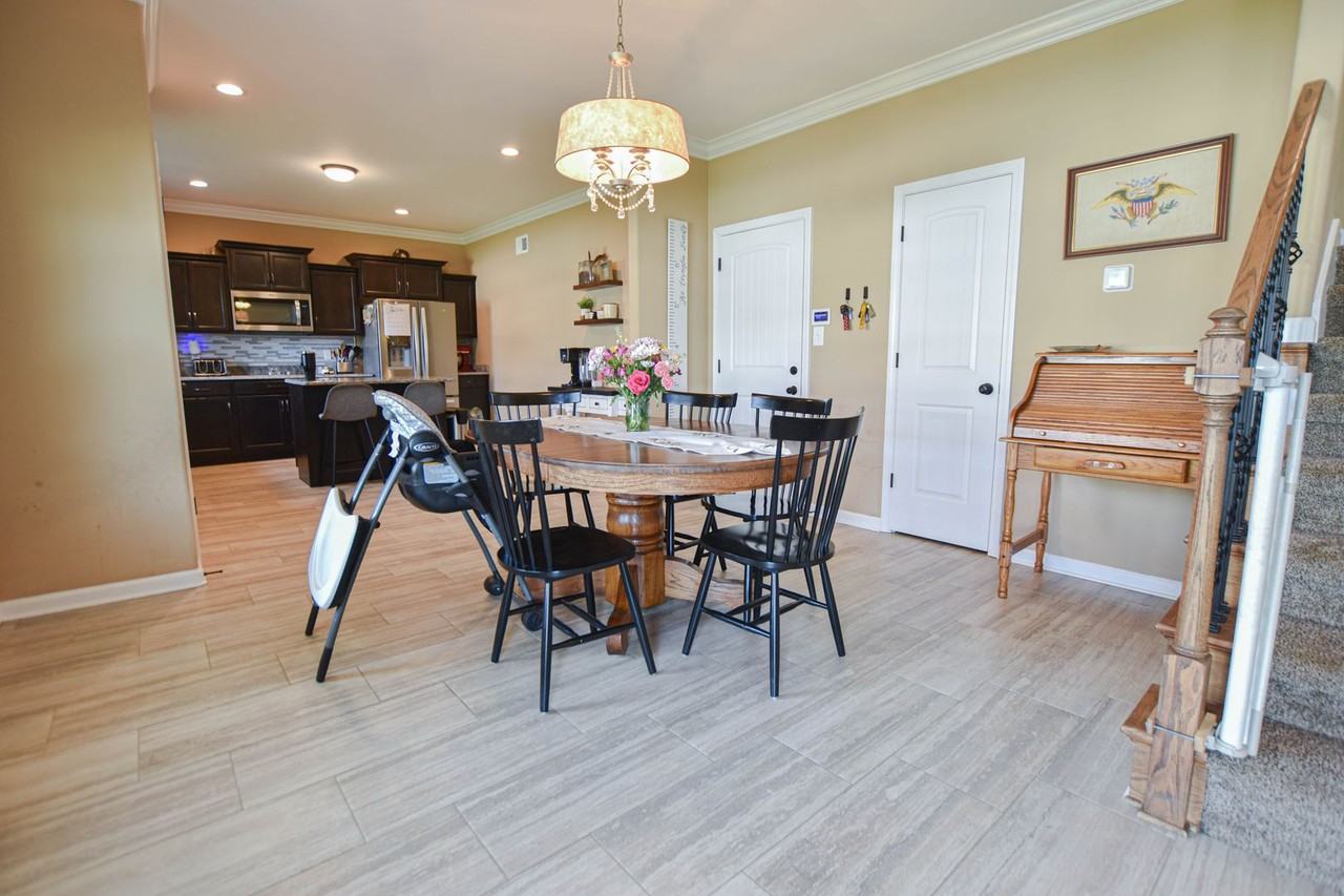 1016 Meadowview Ln - Photo 5 of 17