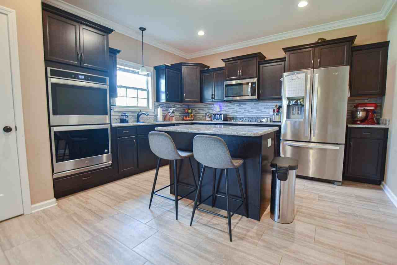 1016 Meadowview Ln - Photo 6 of 17