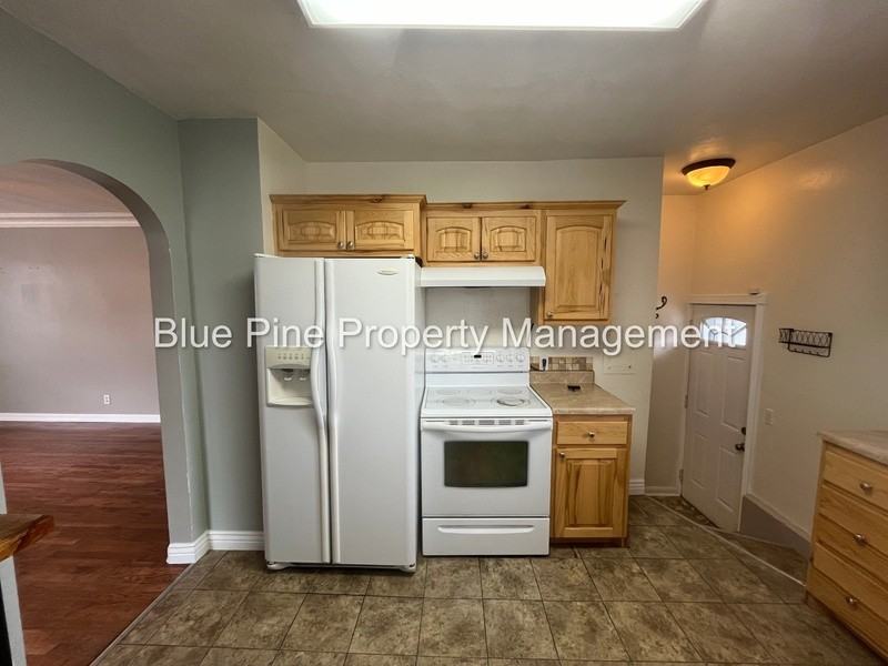 745 S Higbee Ave - Photo 6 of 24