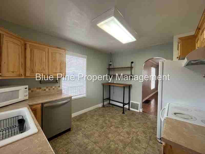 745 S Higbee Ave - Photo 7 of 24