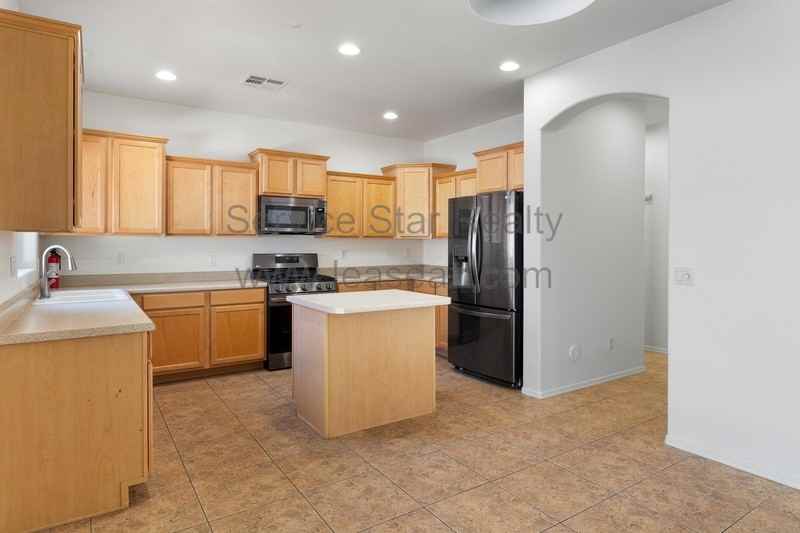 1554 E Elgin St - Photo 6 of 27