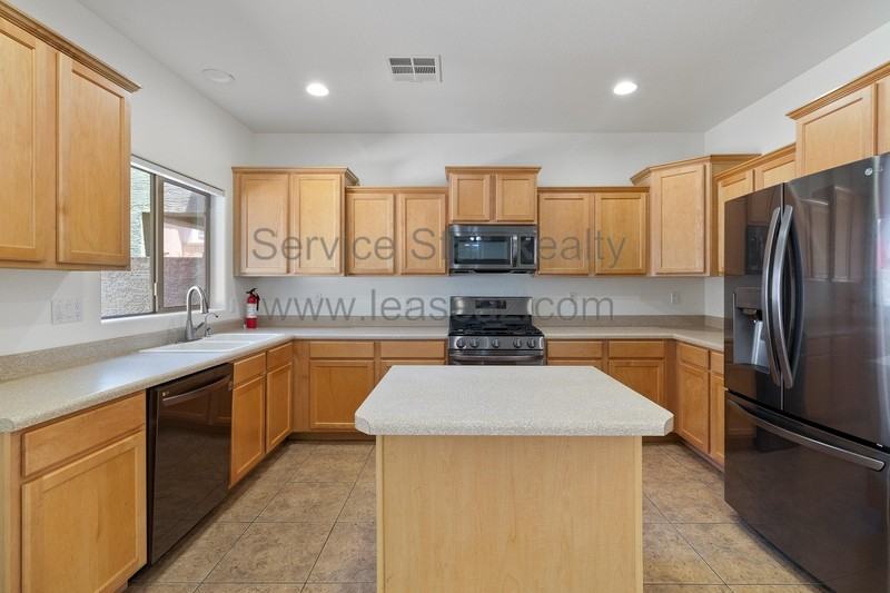 1554 E Elgin St - Photo 7 of 27